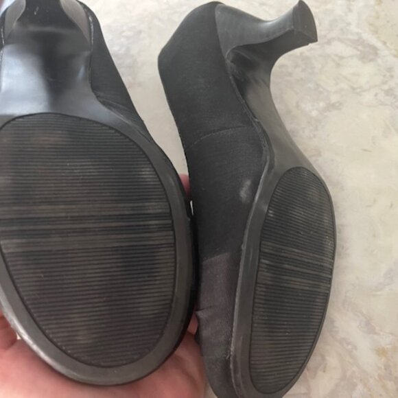 Black satin size 9 Jellypop round toe curvy comma kitten heels - Picture 2 of 3